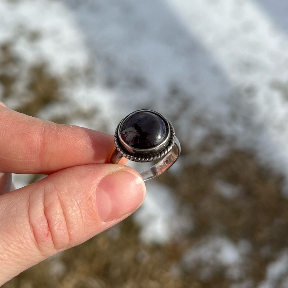 Vintage Sterling Silver Garnet Ring - Picture 4 of 13
